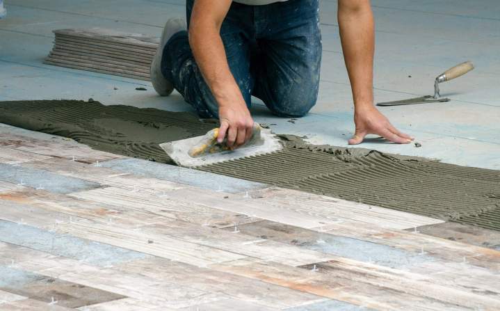 Pose de carrelage pour sols et murs, en intérieur et extérieur